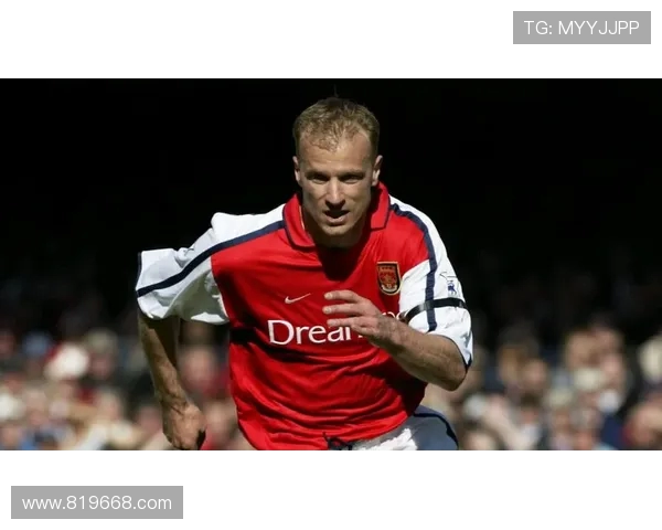 丹尼斯·博格坎普：足球场上的艺术大师与传奇之路